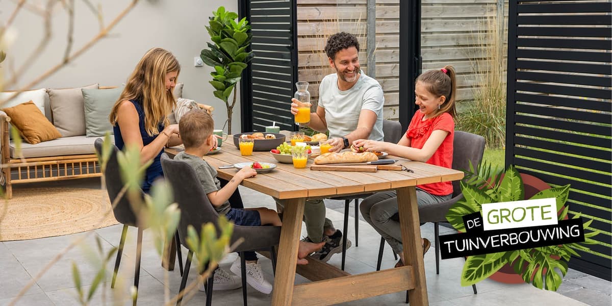Lees inspirerende blogs over het optimaal genieten van je terrasoverkapping. Familie geniet van een gezellige maaltijd onder de terrasoverkapping.