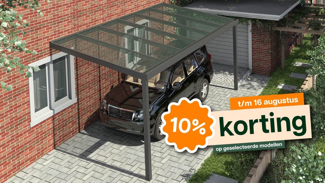 Carport met glazen dak Carport met glazen dak, geplaatst naast een woning, met een zwarte SUV eronder geparkeerd.