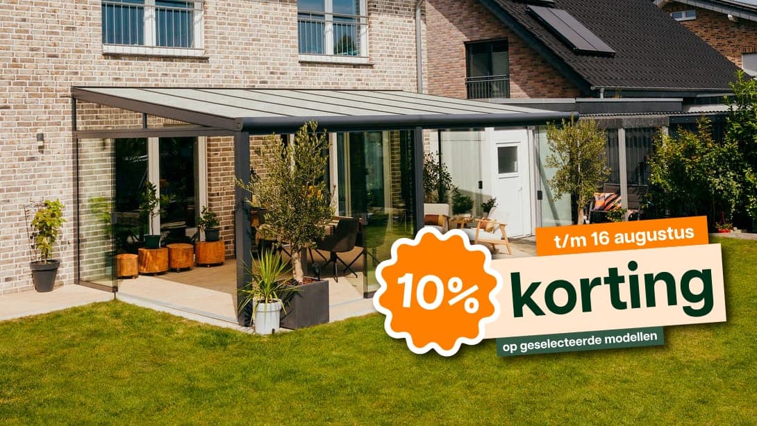 Terrasoverkapping met glazen schuifwanden en sfeervolle verlichting. Terrasoverkapping aan een woning bij zonsondergang, met een stel dat ontspannen op een comfortabele bank zit.
